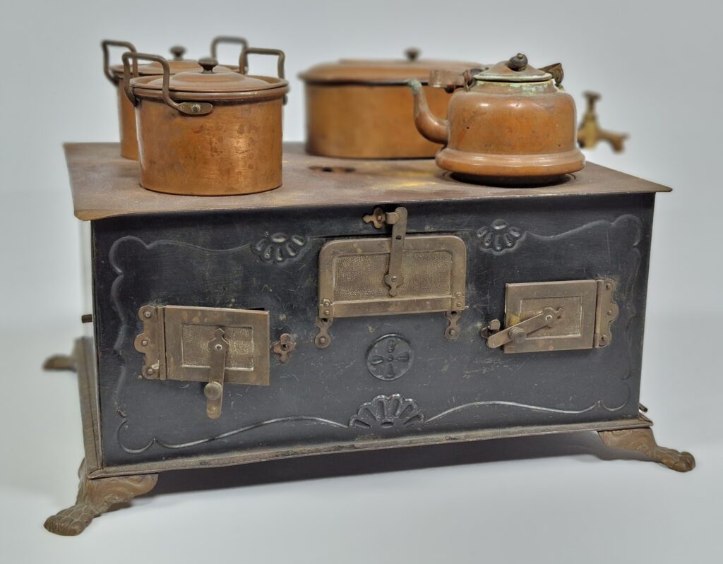 Bing (?) antique tinplate doll's cooker with cooking pots, approx. 20-25 cm, 1910s