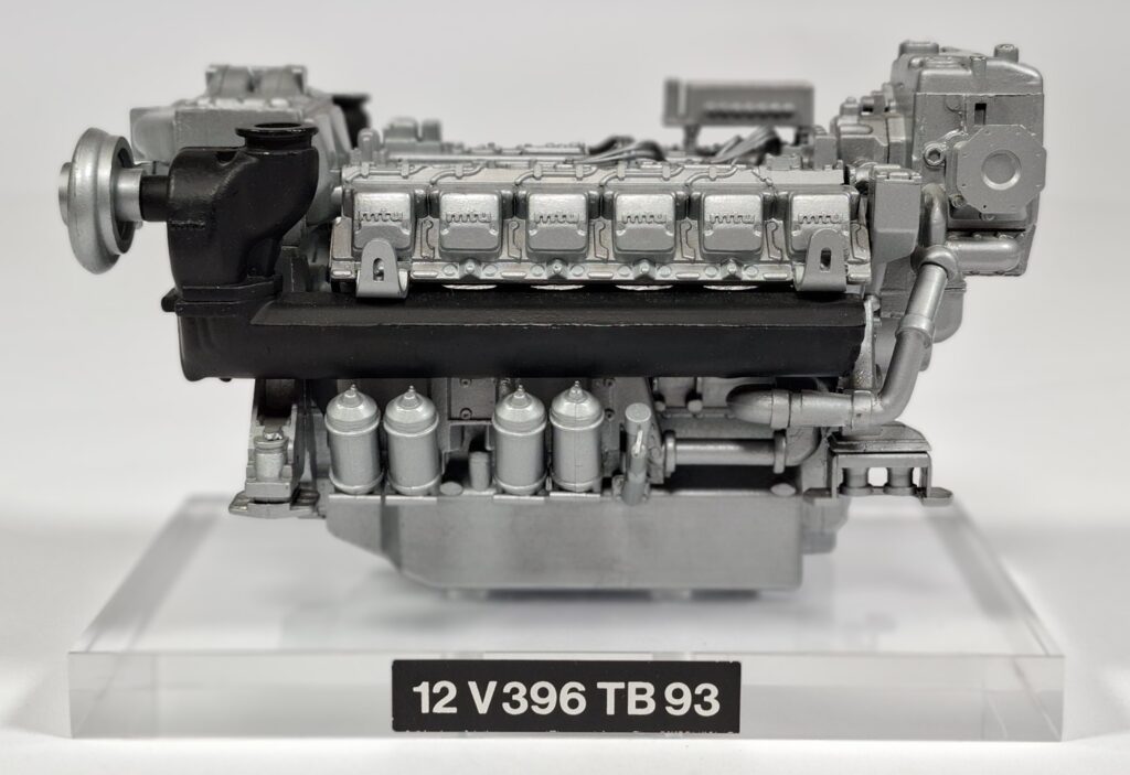 Vintage NZG Massstabsmodell V12 Motor MTU auf Sockel Länge ca 15 - 20 cm