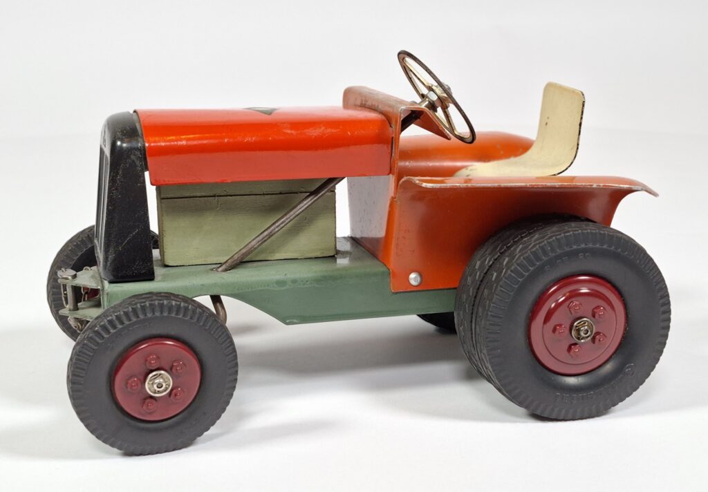 Steiff 1:20 Holzfahrzeug GLOBUS erster Traktor Metall '50er Jahre